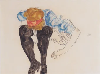 Blonde penchée en avant avec des bas noirs